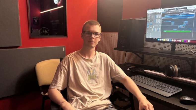 Să îl cunoaștem pe Andrei Coteț, un tânăr cu visuri mărețe în producția muzicală!