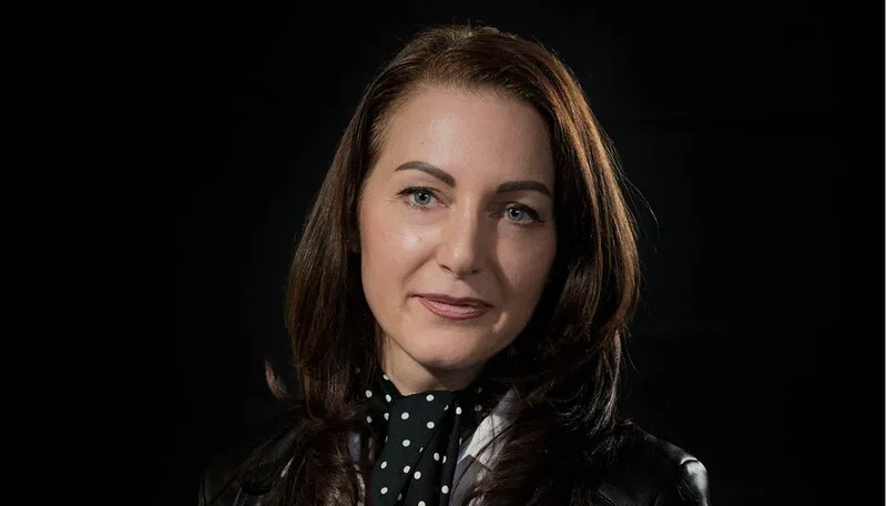 La Galeria de Artă U.A.P. Baia Mare se vernisează expoziția personală de pictură „SILENT STRUCTURES”, semnată de artista Mihaela Gorcea