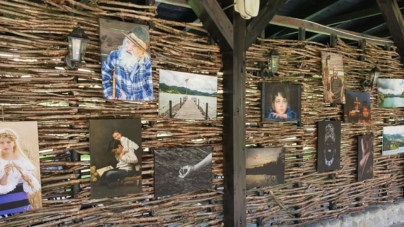 Expoziție foto caritabilă la Sighetu Marmației: peste 50 de lucrări reunite pentru o cauză nobilă