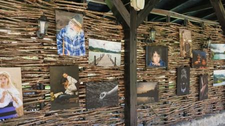 Expoziție foto caritabilă la Sighetu Marmației: peste 50 de lucrări reunite pentru o cauză nobilă