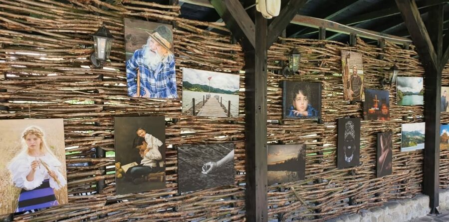 Expoziție foto caritabilă la Sighetu Marmației: peste 50 de lucrări reunite pentru o cauză nobilă