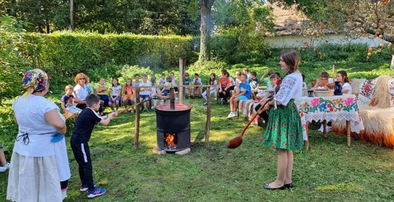 Aromele toamnei: Sunteți așteptați la Muzeul Satului Baia Mare pentru a vedea cum se prepară silvoița