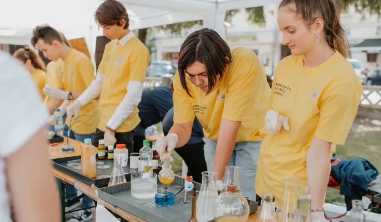 Romanian Science Festival revine la Sighetu Marmației. Curtea Colegiului „Dragoș Vodă” se transformă într-un laborator în aer liber
