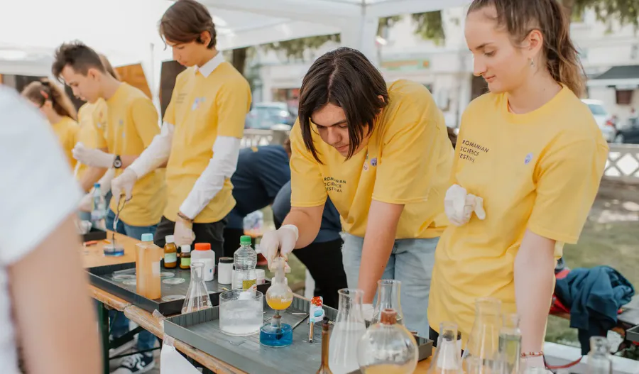 Romanian Science Festival revine la Sighetu Marmației. Curtea Colegiului „Dragoș Vodă” se transformă într-un laborator în aer liber