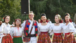Ansamblul Folcloric Național „Transilvania” participă la „Joc la Șură” în Suciu de Sus
