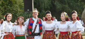 Ansamblul Folcloric Național „Transilvania” participă la „Joc la Șură” în Suciu de Sus