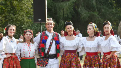 Ansamblul Folcloric Național „Transilvania” participă la „Joc la Șură” în Suciu de Sus
