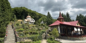 Sunteți invitați la hramul Mănăstirii „Nașterea Maicii Domnului” Chiuzbaia