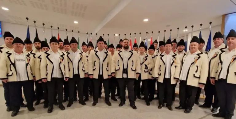 Corul Bărbătesc din Vălenii Șomcutei, invitat la Ziua Munților Apuseni de la Abrud