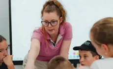 Creativitate și coeziune socială: Ateliere gratuite de pictură la Ciolt, coordonate de psiholog Ioana-Lorena Popescu