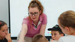 Creativitate și coeziune socială: Ateliere gratuite de pictură la Ciolt, coordonate de psiholog Ioana-Lorena Popescu