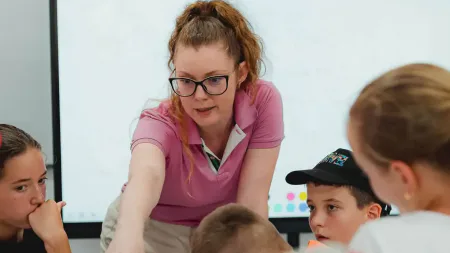 Ateliere gratuite de pictură la Ciolt, coordonate de psiholog Ioana-Lorena Popescu
