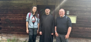 Oaspete de seamă din Scoția în Parohia Poiana Botizii. Nigel Pope a descoperit tradițiile locului