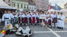 Tinerii din Vișeu de Sus au dus tradițiile maramureșene pe scena Festivalului PRISPA de la Brașov