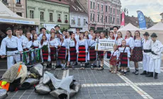 Tinerii din Vișeu de Sus au dus tradițiile maramureșene pe scena Festivalului PRISPA de la Brașov