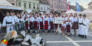 Tinerii din Vișeu de Sus au dus tradițiile maramureșene pe scena Festivalului PRISPA de la Brașov