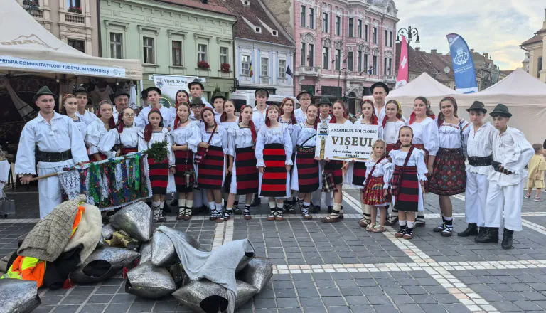 Tinerii din Vișeu de Sus au dus tradițiile maramureșene pe scena Festivalului PRISPA de la Brașov