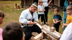 Copiii au descoperit meșteșugurile tradiționale la Muzeul Satului Maramureșean din Sighetu Marmației