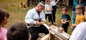 Copiii au descoperit meșteșugurile tradiționale la Muzeul Satului Maramureșean din Sighetu Marmației