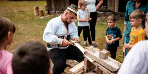 Copiii au descoperit meșteșugurile tradiționale la Muzeul Satului Maramureșean din Sighetu Marmației