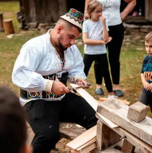 Copiii au descoperit meșteșugurile tradiționale la Muzeul Satului Maramureșean din Sighetu Marmației