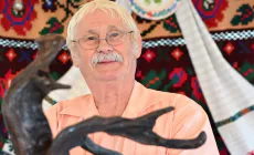 „Povești cu rădăcini și pietre”: Îndrăgitul parodist și scriitor Lucian Perța își dezvăluie o pasiune aparte la Festivalul PRISPA de la Brașov