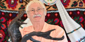 „Povești cu rădăcini și pietre”: Îndrăgitul parodist și scriitor Lucian Perța își dezvăluie o pasiune aparte la Festivalul PRISPA de la Brașov