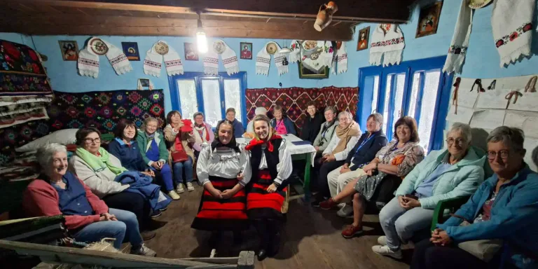 Turiste din Belgia, întâmpinate de găzdoile din Călinești
