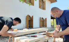 Două porți tradiționale, realizate de cioplitori din Gorj și Maramureș, expuse împreună la Muzeul Satului din Baia Mare