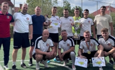 Pompierii maramureșeni au schimbat echipamentele de intervenție cu cele de concurs. Cupa „13 Septembrie” la minifotbal, câștigată de echipa Secției de Pompieri Fărcașa