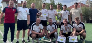 Pompierii maramureșeni au schimbat echipamentele de intervenție cu cele de concurs. Cupa „13 Septembrie” la minifotbal, câștigată de echipa Secției de Pompieri Fărcașa