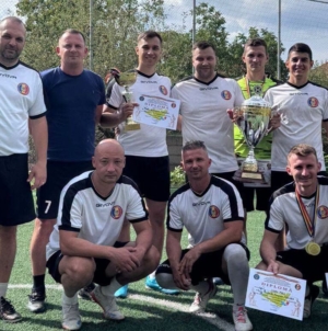 Pompierii maramureșeni au schimbat echipamentele de intervenție cu cele de concurs. Cupa „13 Septembrie” la minifotbal, câștigată de echipa Secției de Pompieri Fărcașa