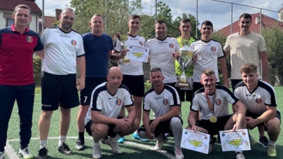 Pompierii maramureșeni au schimbat echipamentele de intervenție cu cele de concurs. Cupa „13 Septembrie” la minifotbal, câștigată de echipa Secției de Pompieri Fărcașa