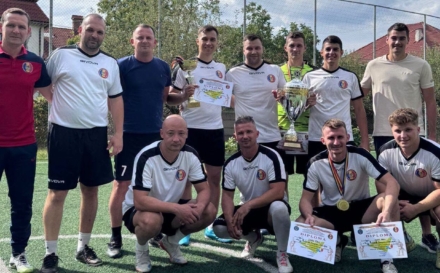 Pompierii maramureșeni au schimbat echipamentele de intervenție cu cele de concurs. Cupa „13 Septembrie” la minifotbal, câștigată de echipa Secției de Pompieri Fărcașa