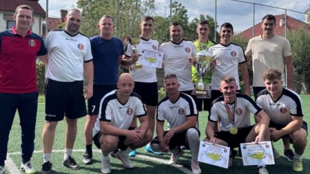 Pompierii maramureșeni au schimbat echipamentele de intervenție cu cele de concurs. Cupa „13 Septembrie” la minifotbal, câștigată de echipa Secției de Pompieri Fărcașa