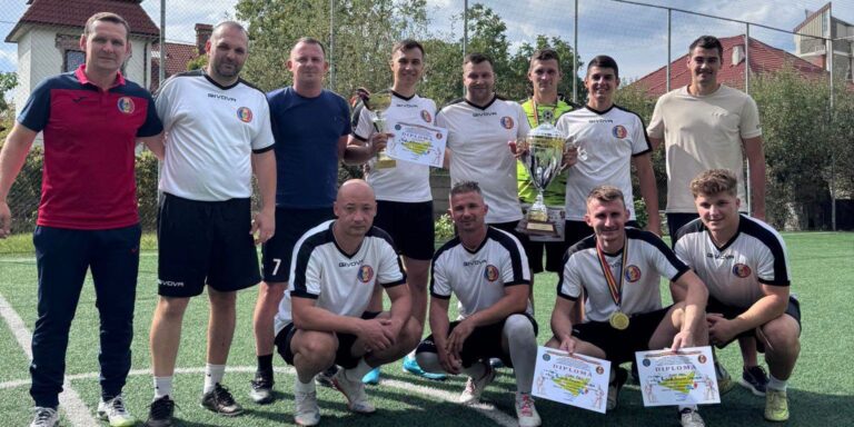 Pompierii maramureșeni au schimbat echipamentele de intervenție cu cele de concurs. Cupa „13 Septembrie” la minifotbal, câștigată de echipa Secției de Pompieri Fărcașa