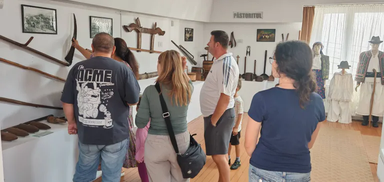 În această vară la Muzeul de Istorie și Etnografie din Vișeu de Sus: număr mare de vizitatori și un nou colț dedicat cămășilor tradiționale