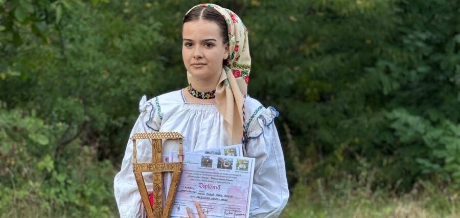 Anais Țicală a câștigat Trofeul Festivalului-concurs „Pe sub poala Codrului – Prânzul miresei Anicuța” de la Stremț
