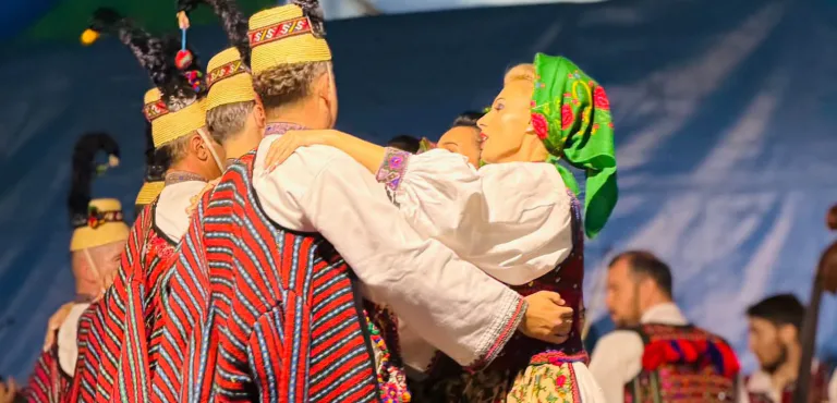 Ansamblul Folcloric Național „Transilvania” a susținut momente deosebite în fața publicului din Măeriște, județul Sălaj