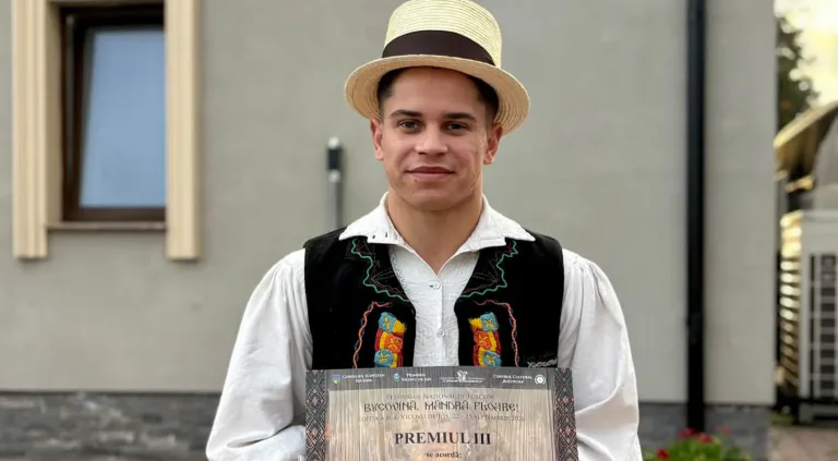 Tânărul violonist Rareș Pop aduce în Maramureș Premiul III al Festivalului Național de Folclor „Bucovină, mândră floare!”