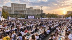 România, din nou în Cartea Recordurilor. 20.000 de oameni s-au așezat la „Masa care Unește”, în centrul Bucureștiului