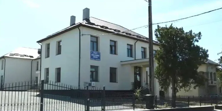 Școală reabilitată cu 2,4 milioane de lei, dar cu clase mutate. Ce se întâmplă la Ciocotiș