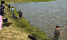 „Cupa Castanelor” îi aduce pe copii la pescuit. Concurs organizat la Balta Săcălășeni