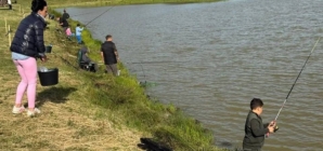 „Cupa Castanelor” îi aduce pe copii la pescuit. Concurs organizat la Balta Săcălășeni