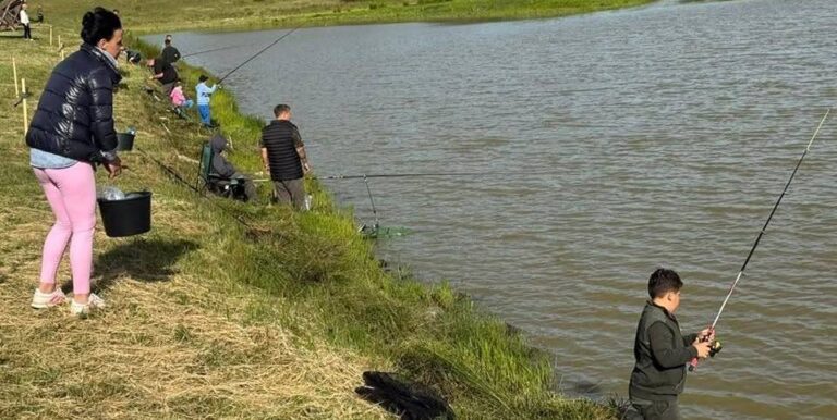 „Cupa Castanelor” îi aduce pe copii la pescuit. Concurs organizat la Balta Săcălășeni