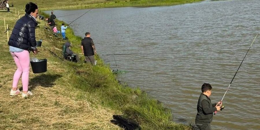 „Cupa Castanelor” îi aduce pe copii la pescuit. Concurs organizat la Balta Săcălășeni