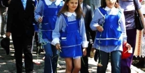 Uniforma școlară revine în discuție. Ar reduce diferențele dintre copii sau ar adăuga doar o nouă obligație?