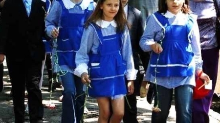 Uniforma școlară revine în discuție. Ar reduce diferențele dintre copii sau ar adăuga doar o nouă obligație?