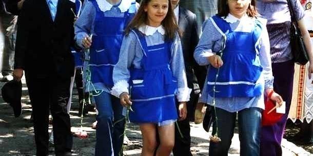 Uniforma școlară revine în discuție. Ar reduce diferențele dintre copii sau ar adăuga doar o nouă obligație?