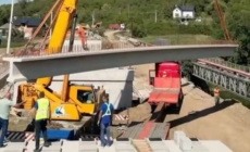 Podul de la Cătălina prinde contur. A început montarea celor 72 de grinzi